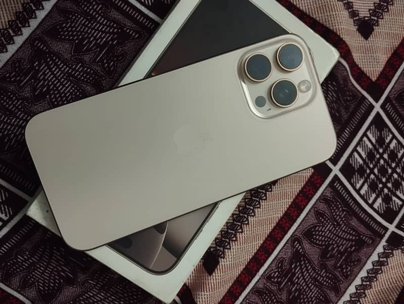 Apple iPhone 16 Pro Max 0