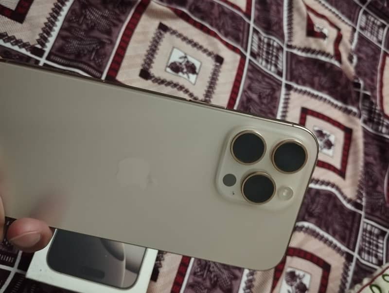 Apple iPhone 16 Pro Max 2
