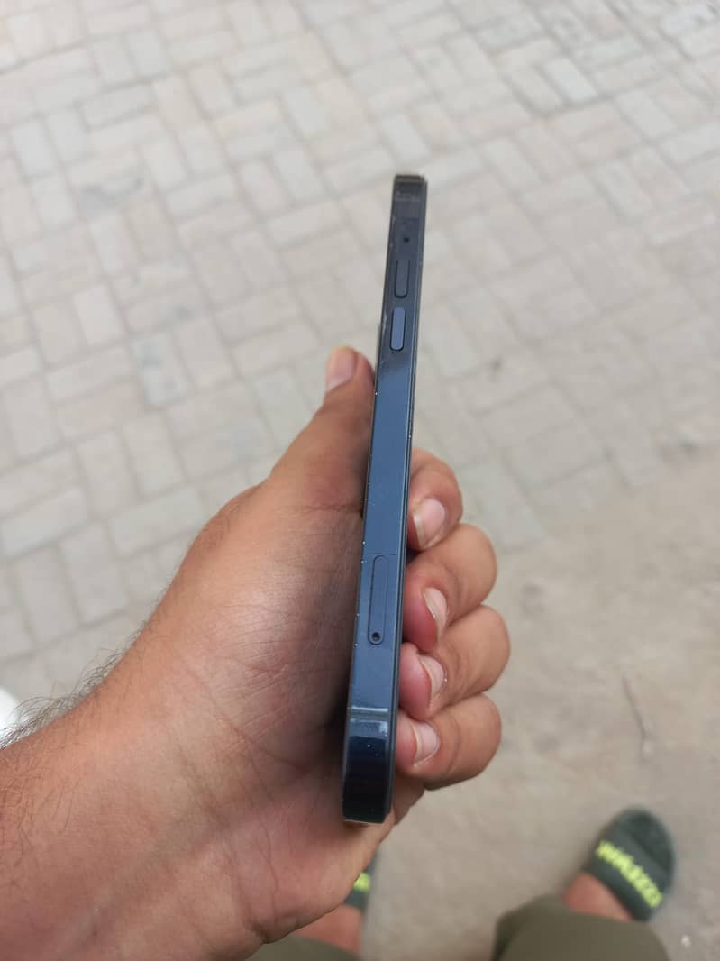 Apple iPhone 12 4