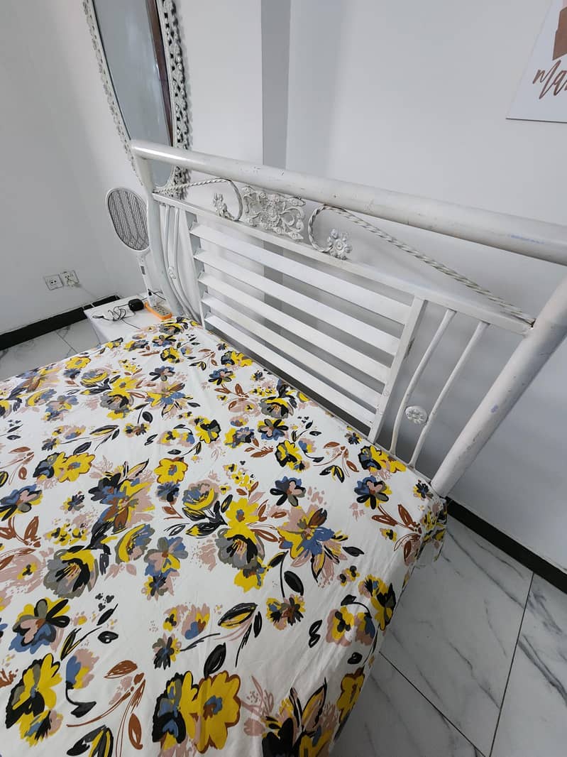 Queen size bed 0