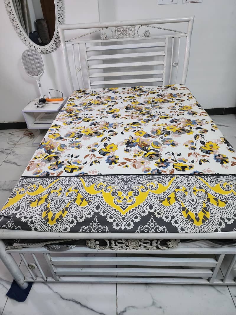 Queen size bed 1