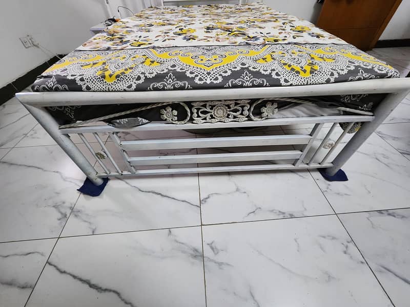 Queen size bed 2