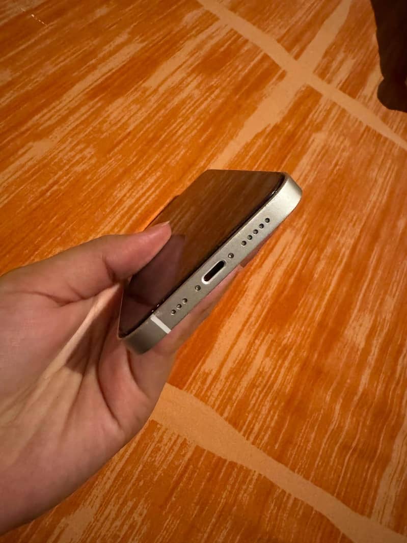 Apple iPhone 12 4