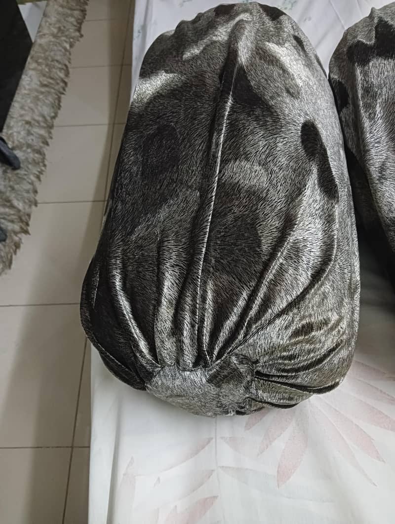 3 round pillows 0