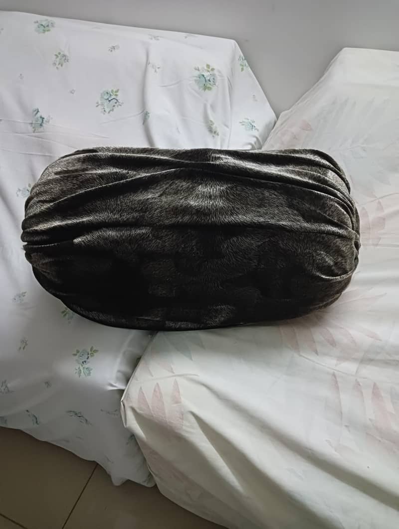 3 round pillows 1