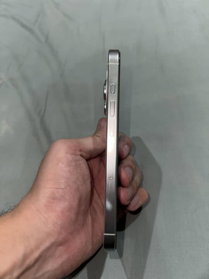 Apple iPhone 16 Pro 1