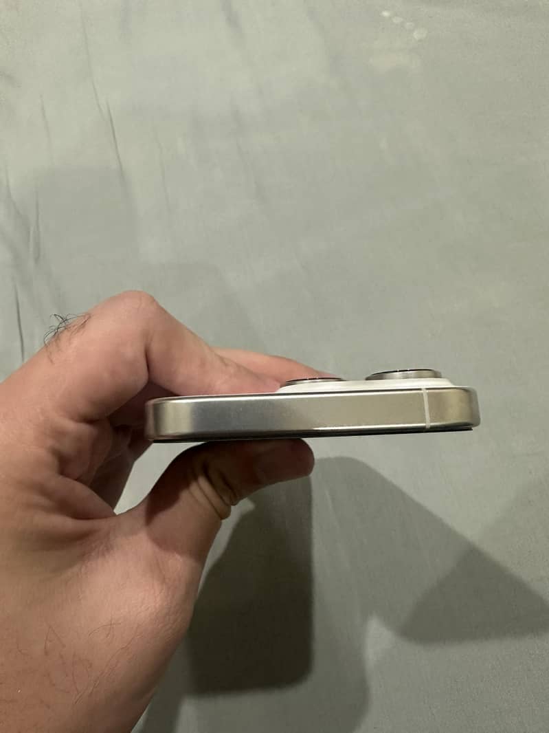 Apple iPhone 16 Pro 3