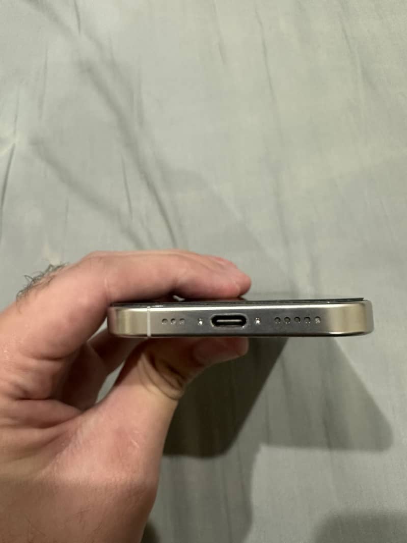 Apple iPhone 16 Pro 4