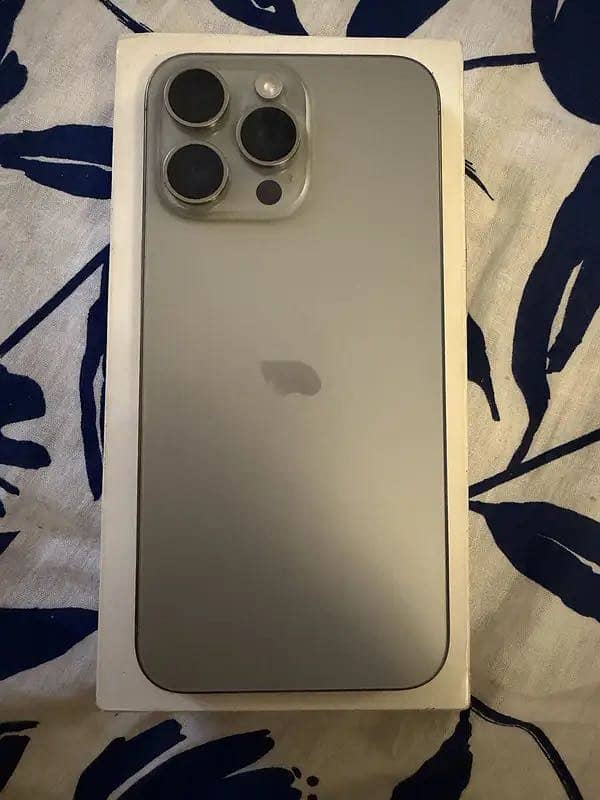 Apple iPhone 16 Pro Max 1