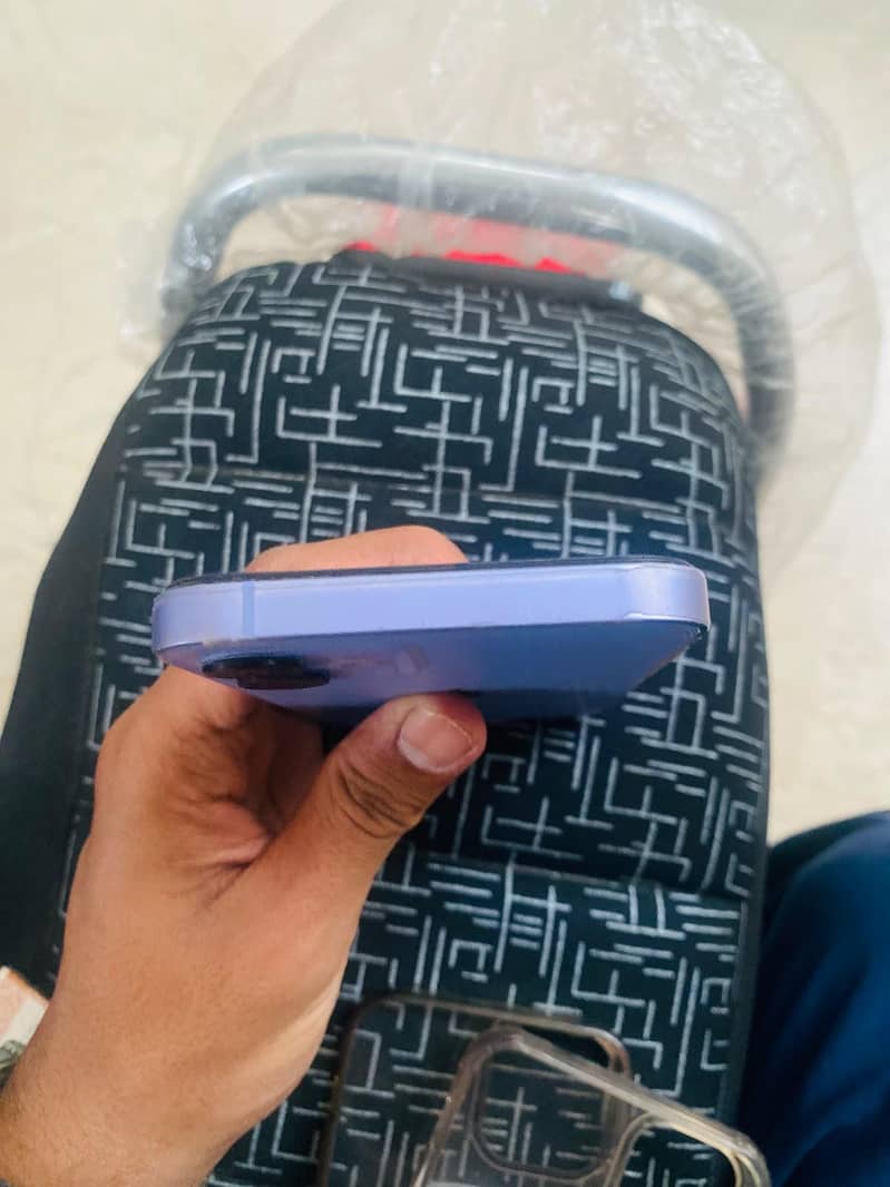Apple iPhone 12 4