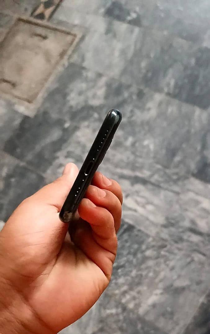 Apple iPhone 11 3