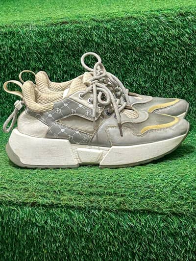 sneaker size 40