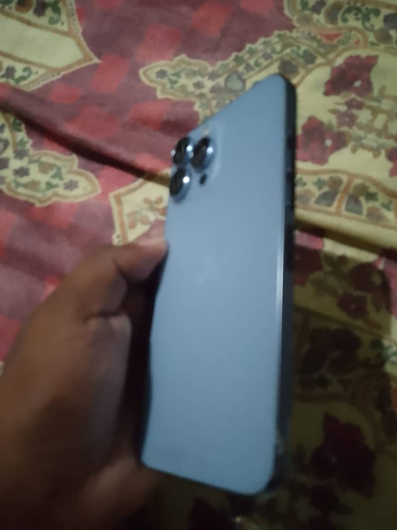 Apple iPhone 13 4