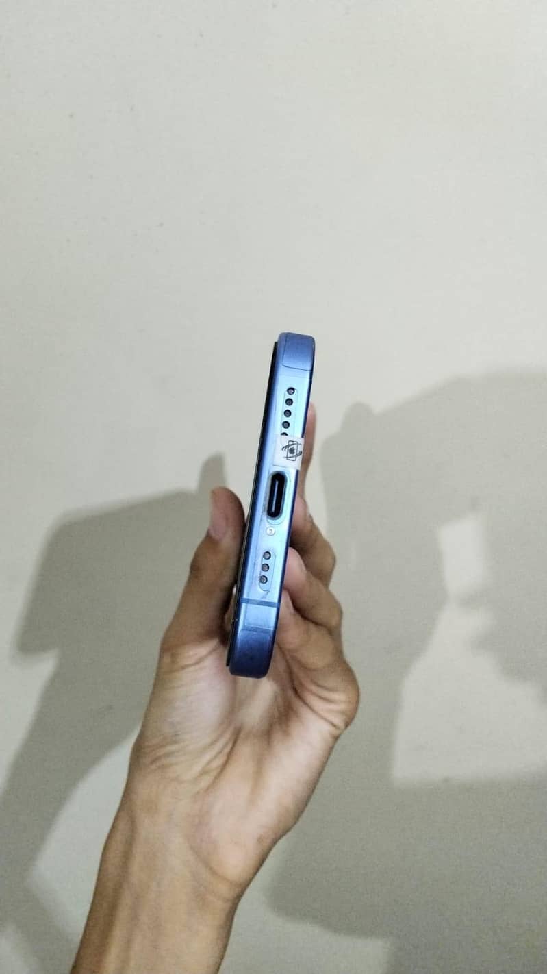 Apple iPhone 16 3