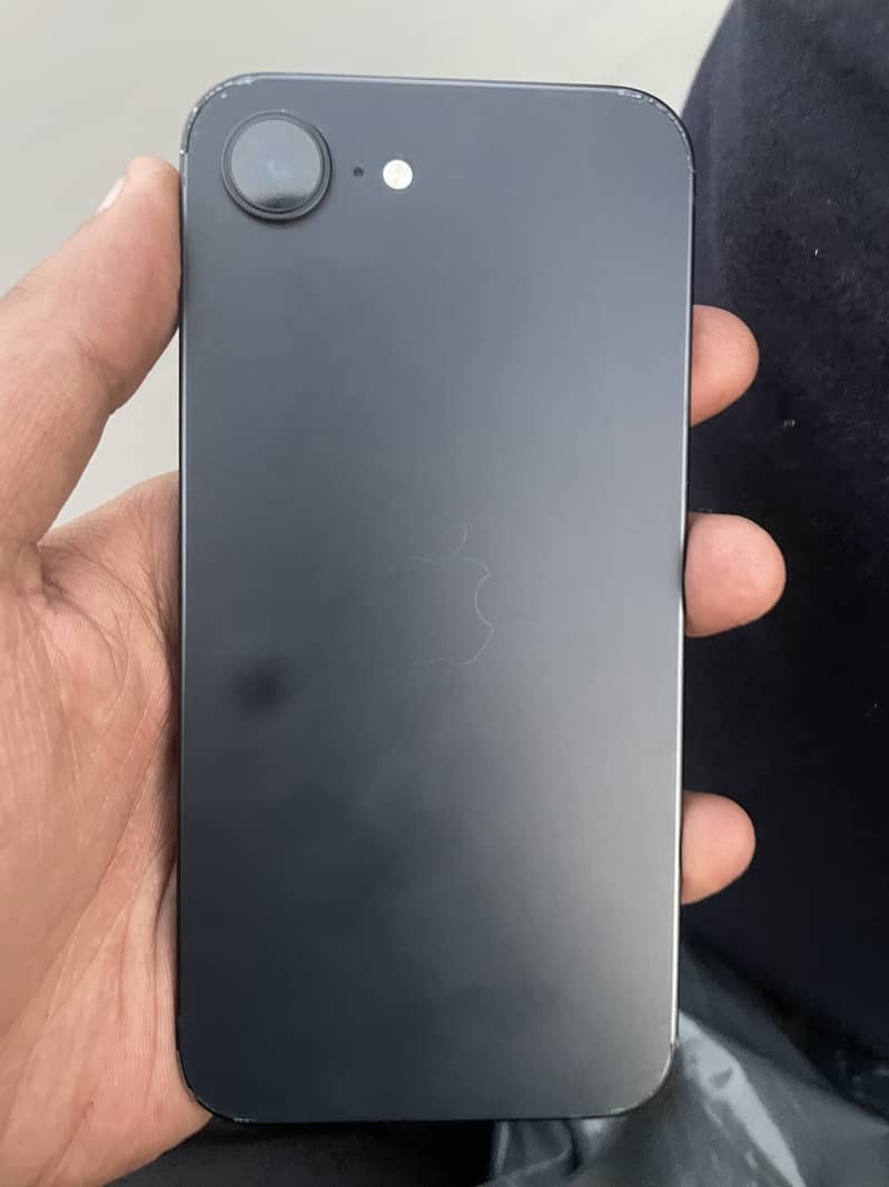 Apple iPhone 16e 1
