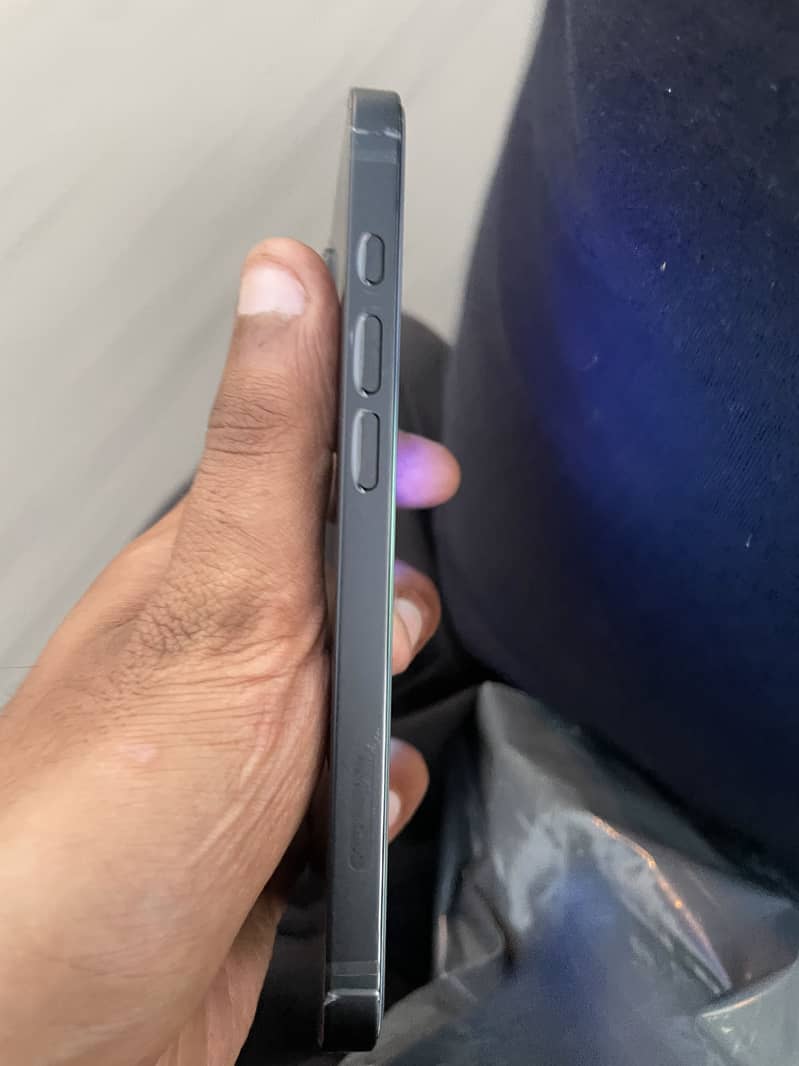 Apple iPhone 16e 2