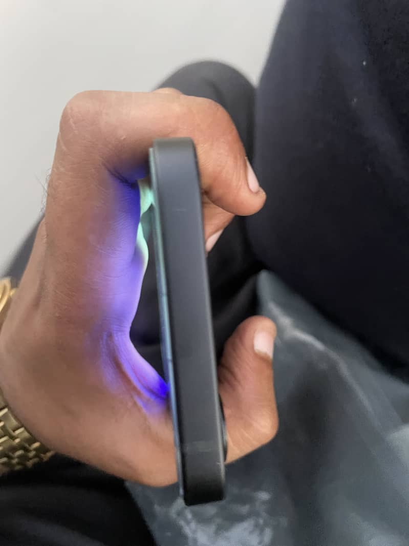 Apple iPhone 16e 3
