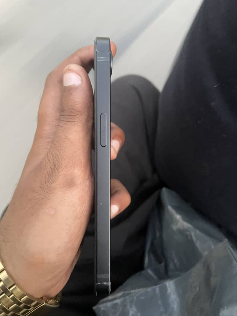 Apple iPhone 16e 4