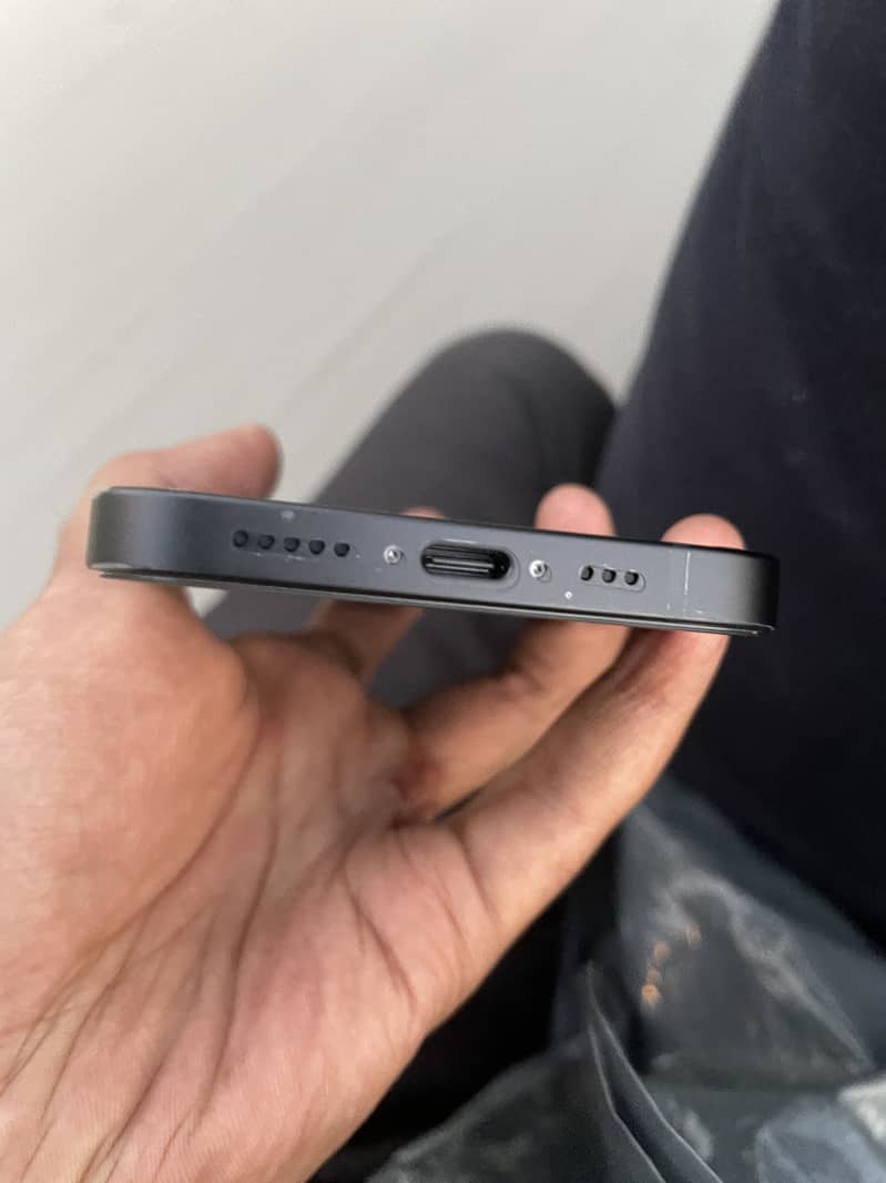 Apple iPhone 16e 5