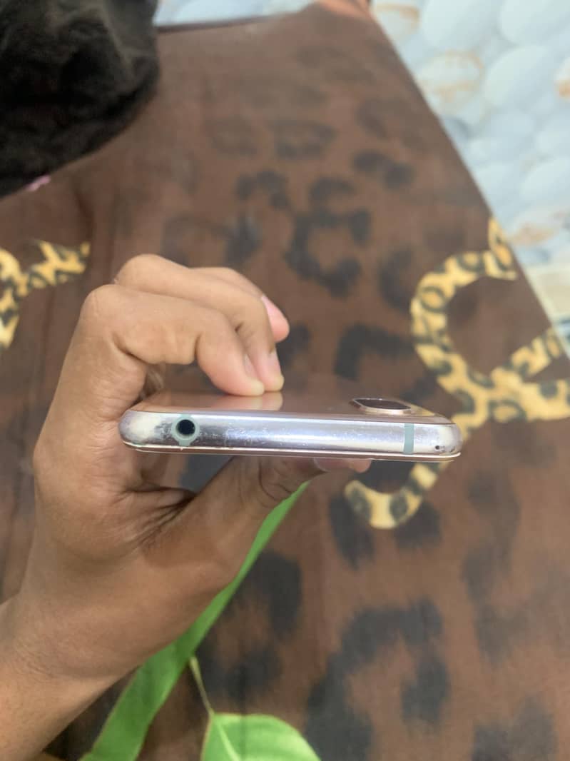 Sharp Aquos R2 4