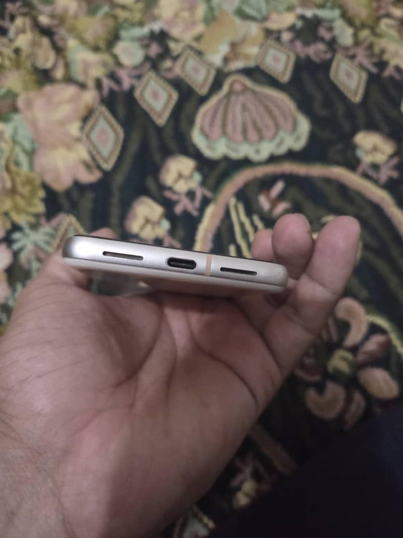 Google Pixel 8 4