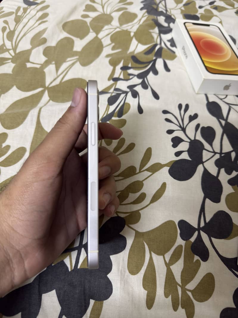 Apple iPhone 12 4