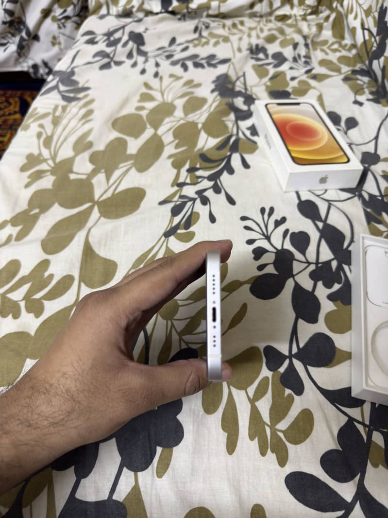 Apple iPhone 12 7