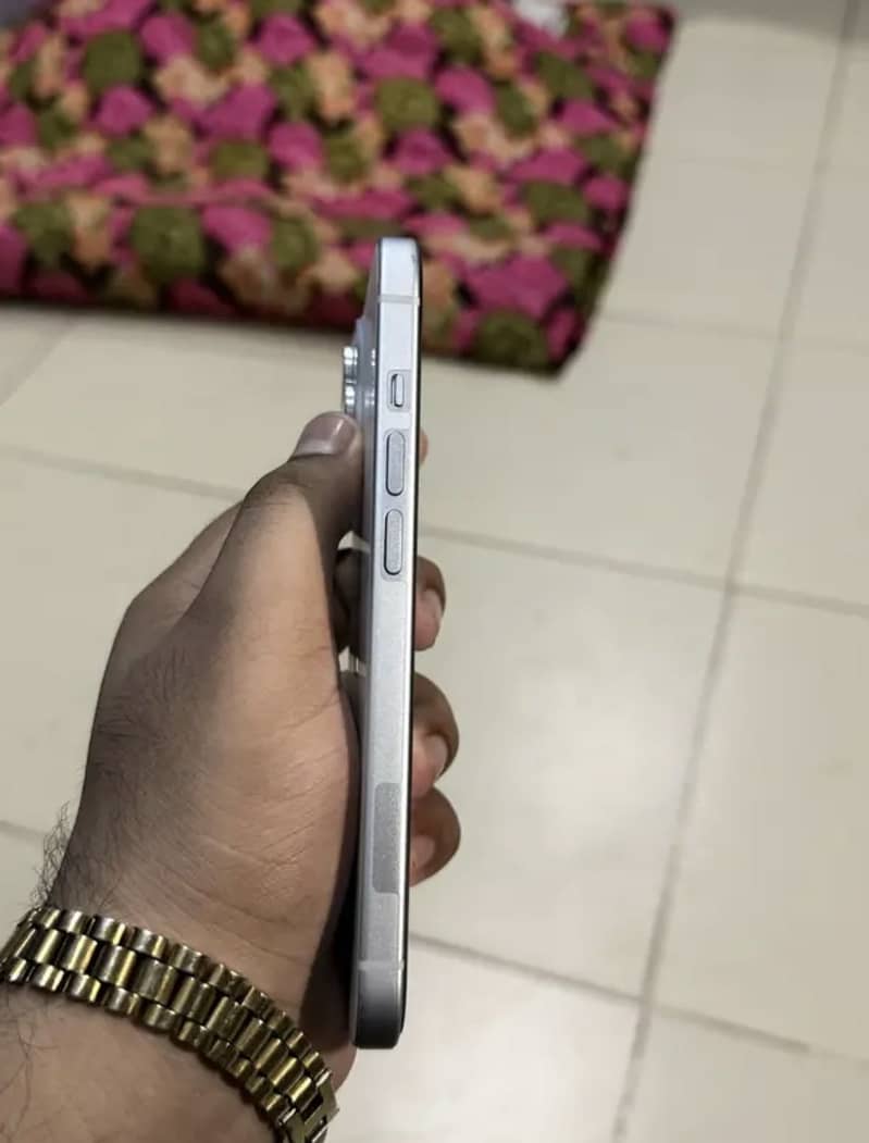 Apple iPhone 15 4
