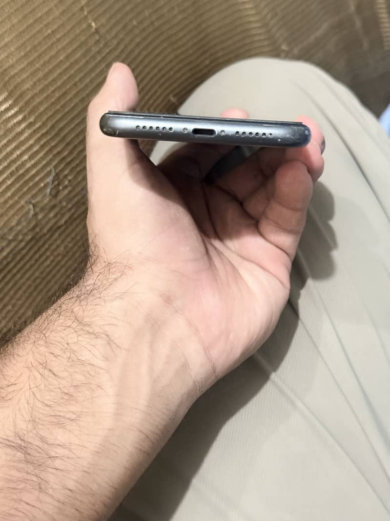 Apple iPhone 11 4