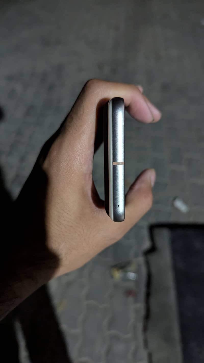 Google Pixel 8 4