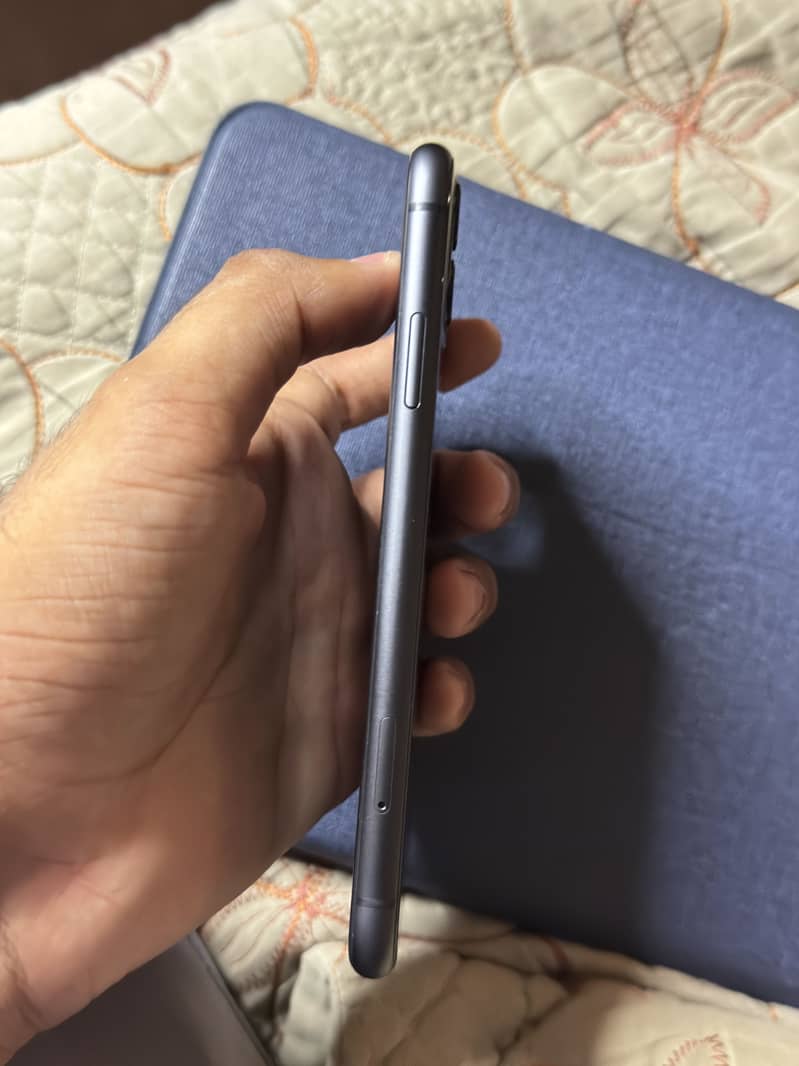 iPhone 11 4