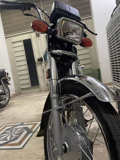 Honda 125 black colour