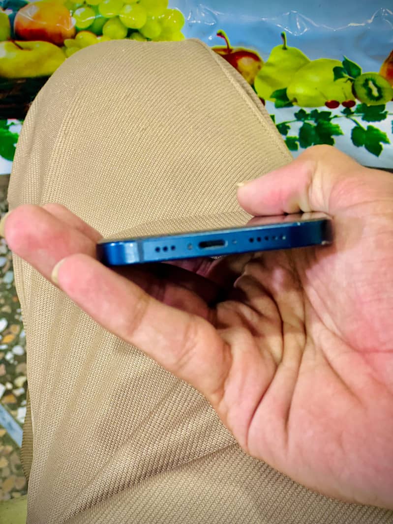 Apple iPhone 12 4