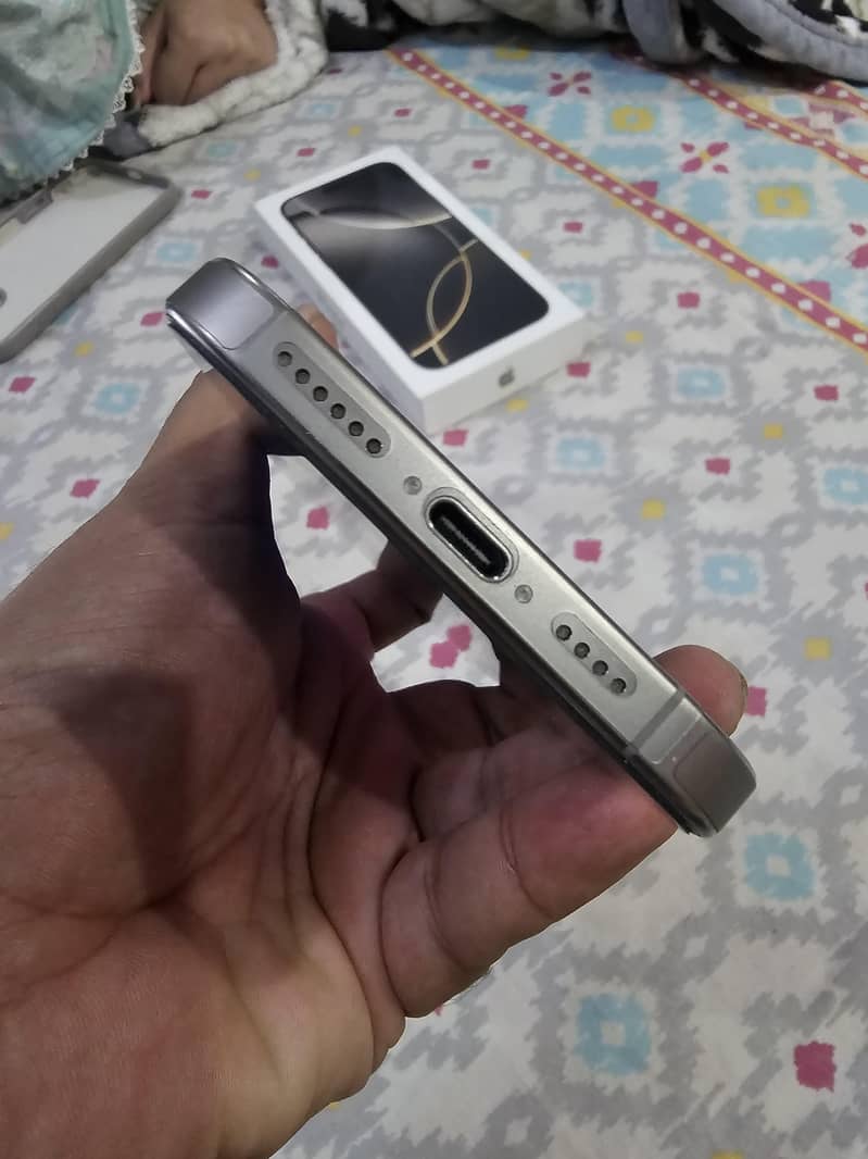 Apple iPhone 16 Pro Max 2