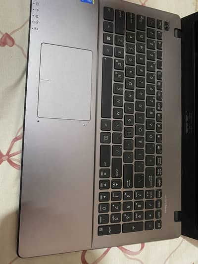 10/10 ha laptop ki ASUS ka ha 03472886706 wathsap