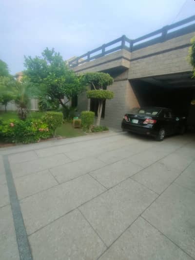 SOPHISTICATED 1 KANAL 3 BEDROOM UPPER PORTION FOR RENT IN DHA PHASE 4 BLOCK CC WITH CONVENIENT CAR PARKING SPACE AVAILABLE NOW