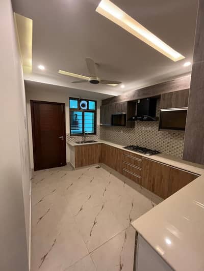 12 MARLA 4 BEDROOM APARTMENT AVAILABLE FOR RENT