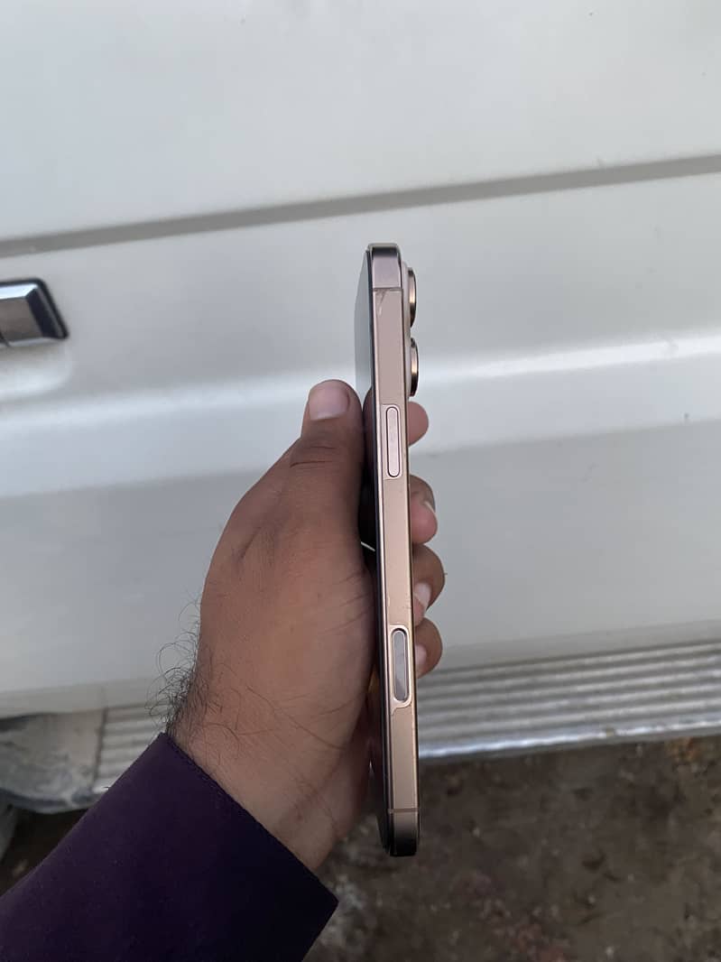 Apple iPhone 16 Pro Max 3