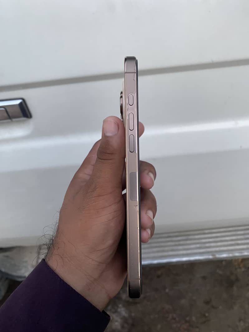Apple iPhone 16 Pro Max 4