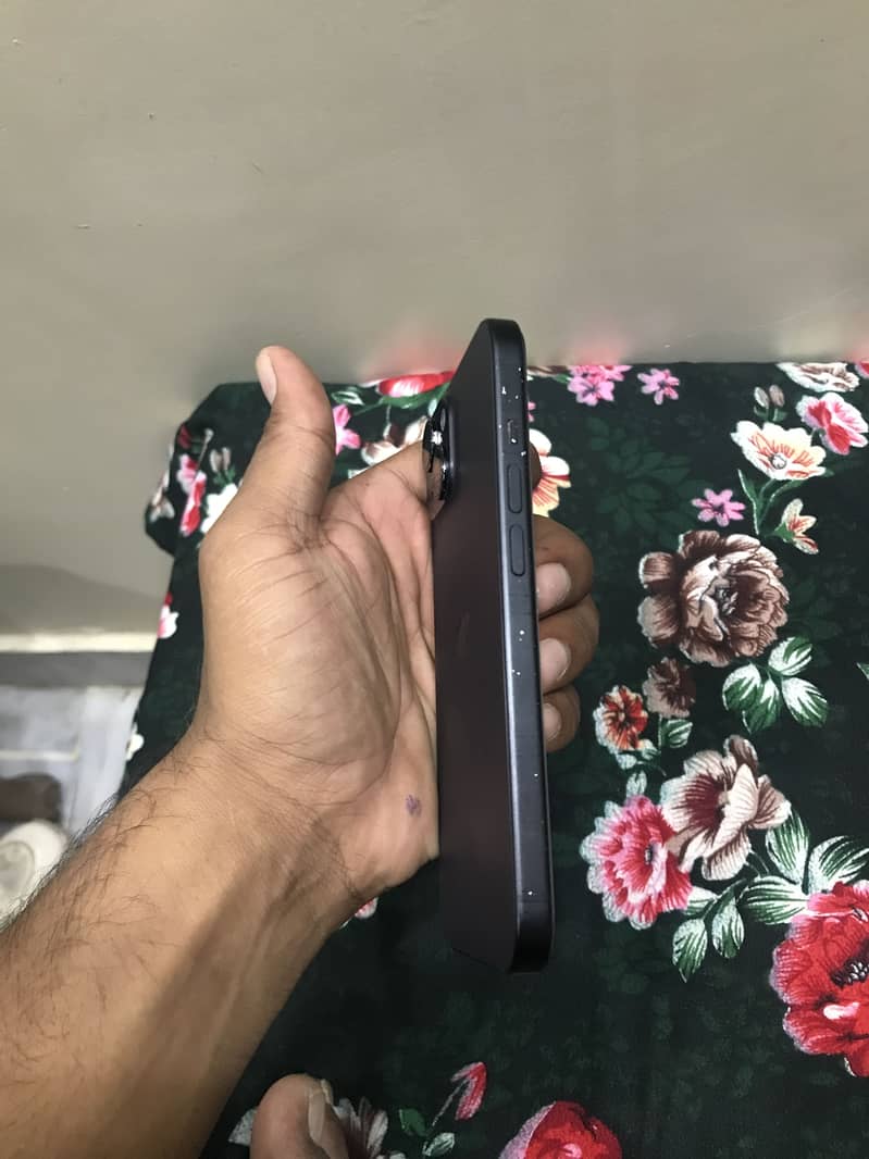 Apple iPhone 15 4