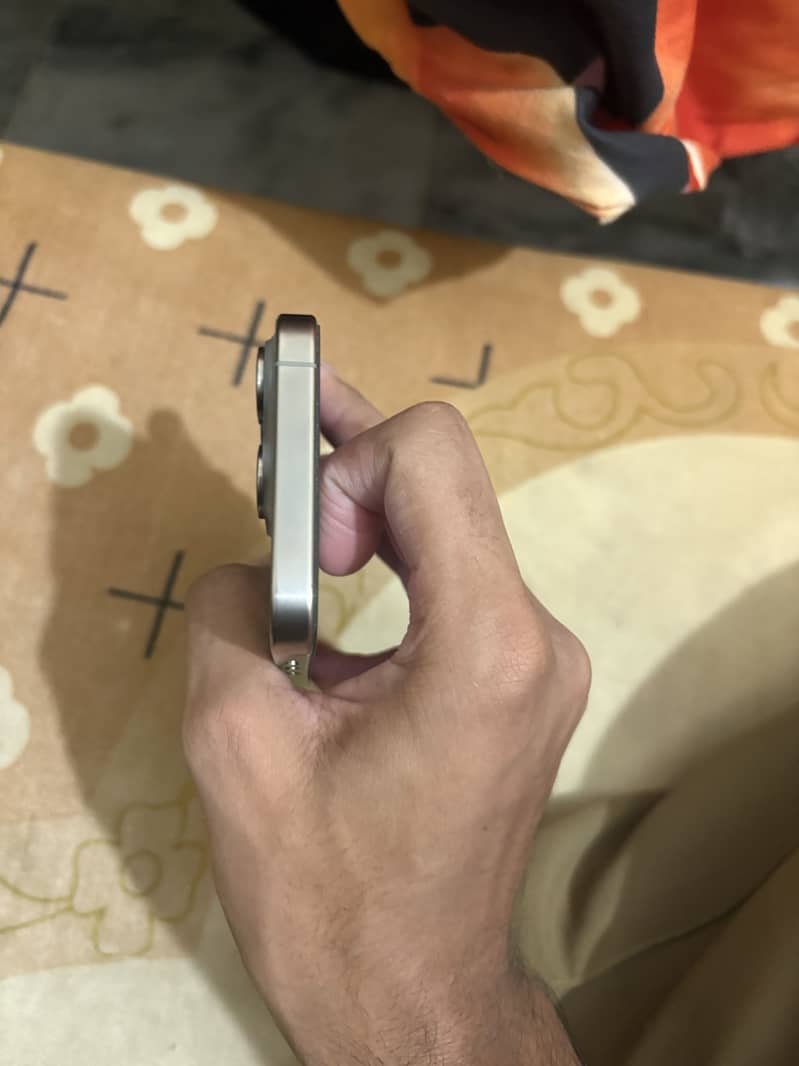 Apple iPhone 15 Pro 4