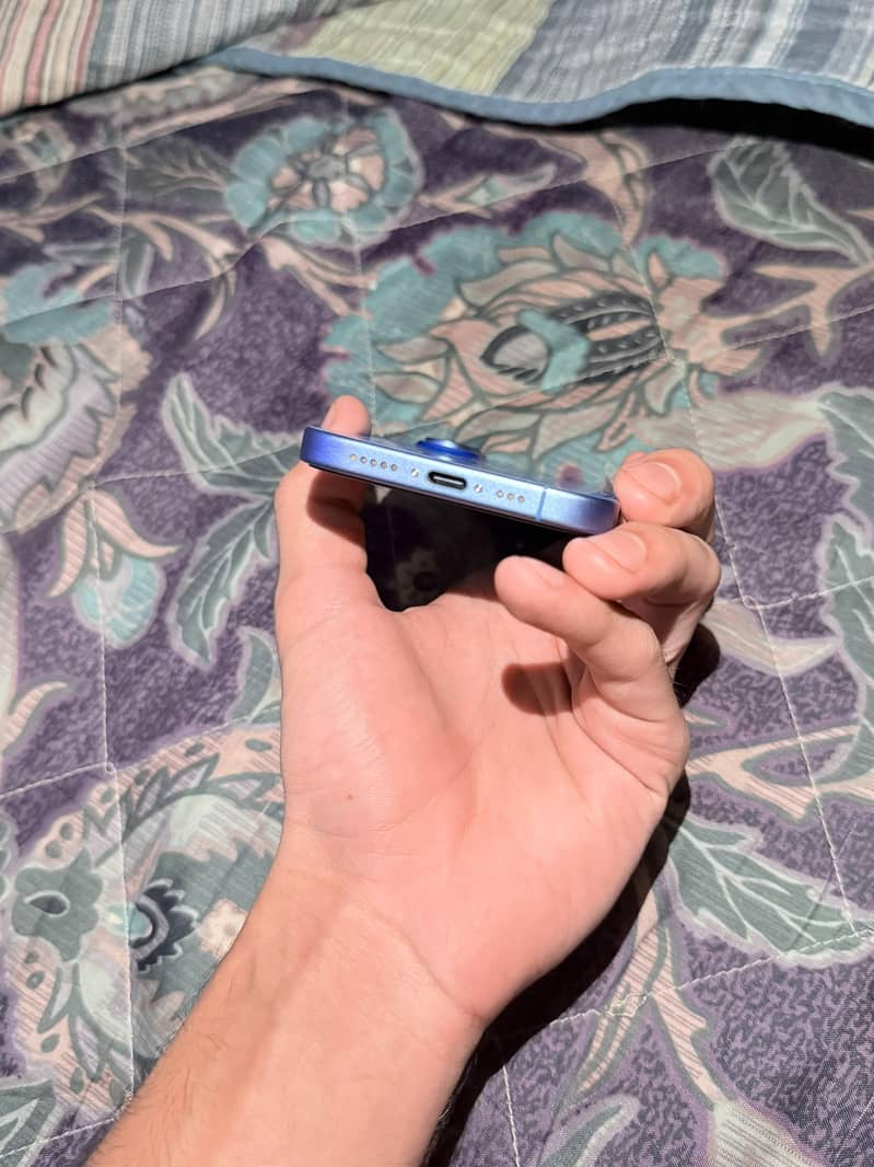 Apple iPhone 16 3