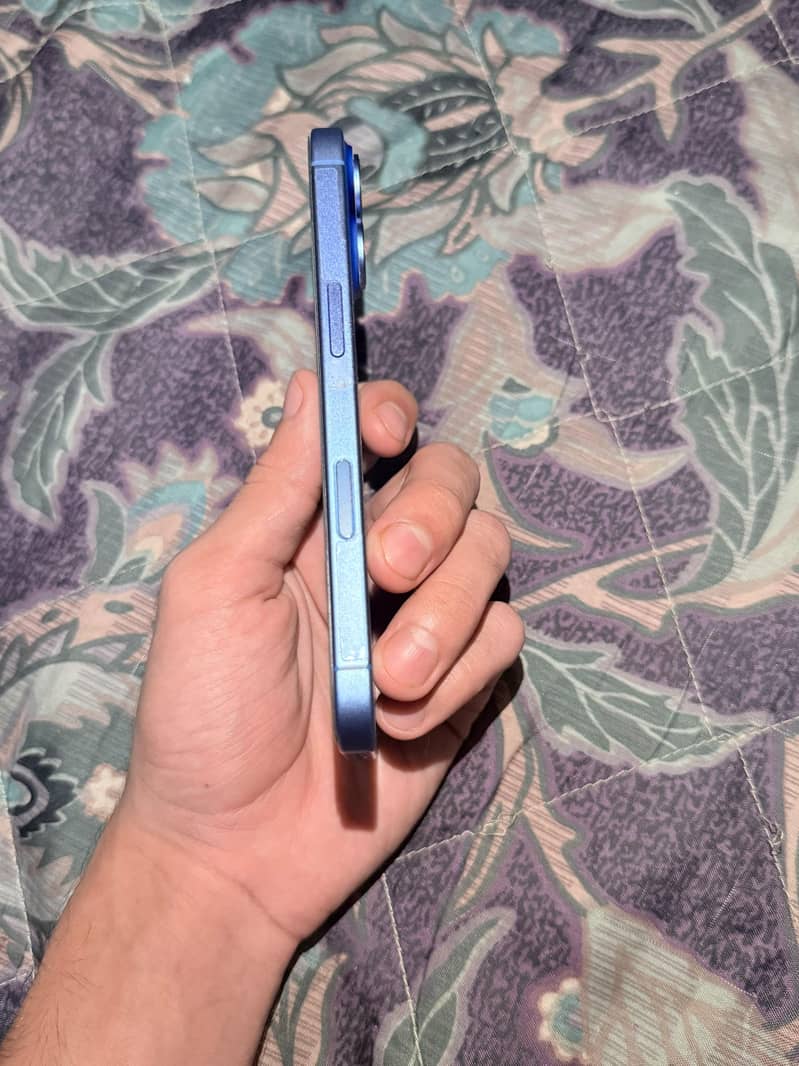 Apple iPhone 16 4