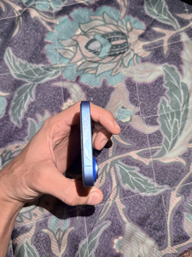 Apple iPhone 16 6