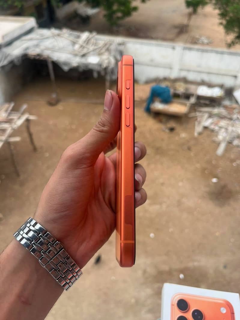 iPhone 17 Pro Max (Complete Box) 3