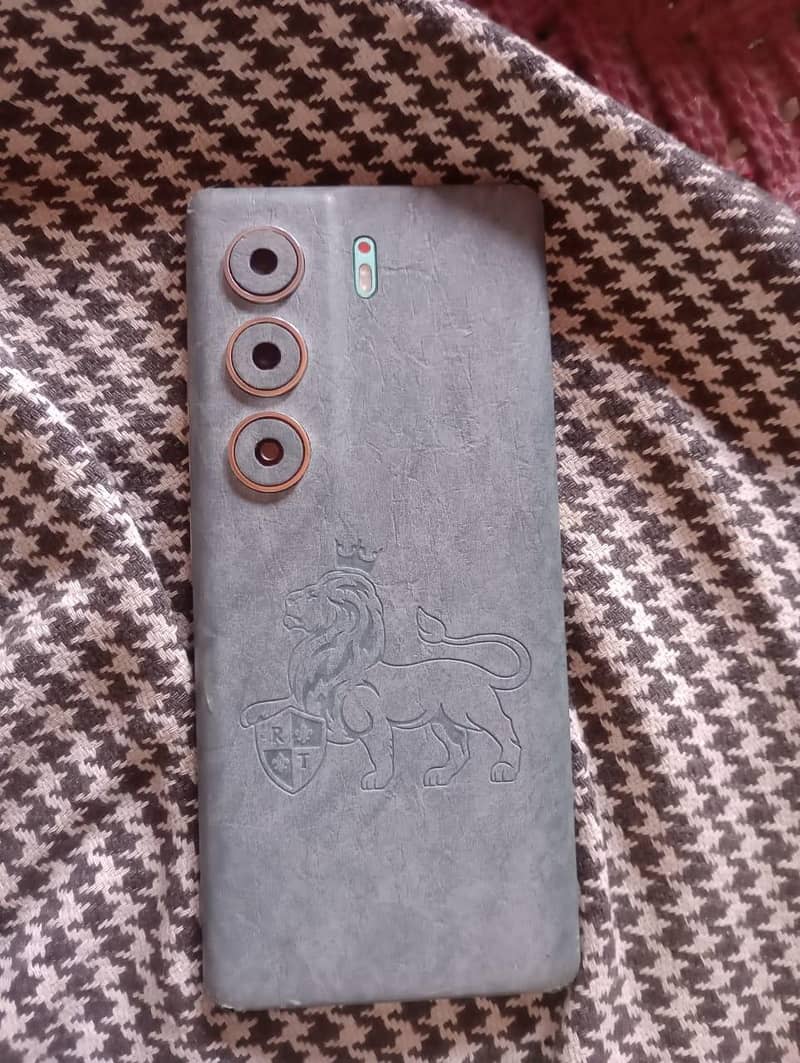 Tecno CAMON 40 Pro 1