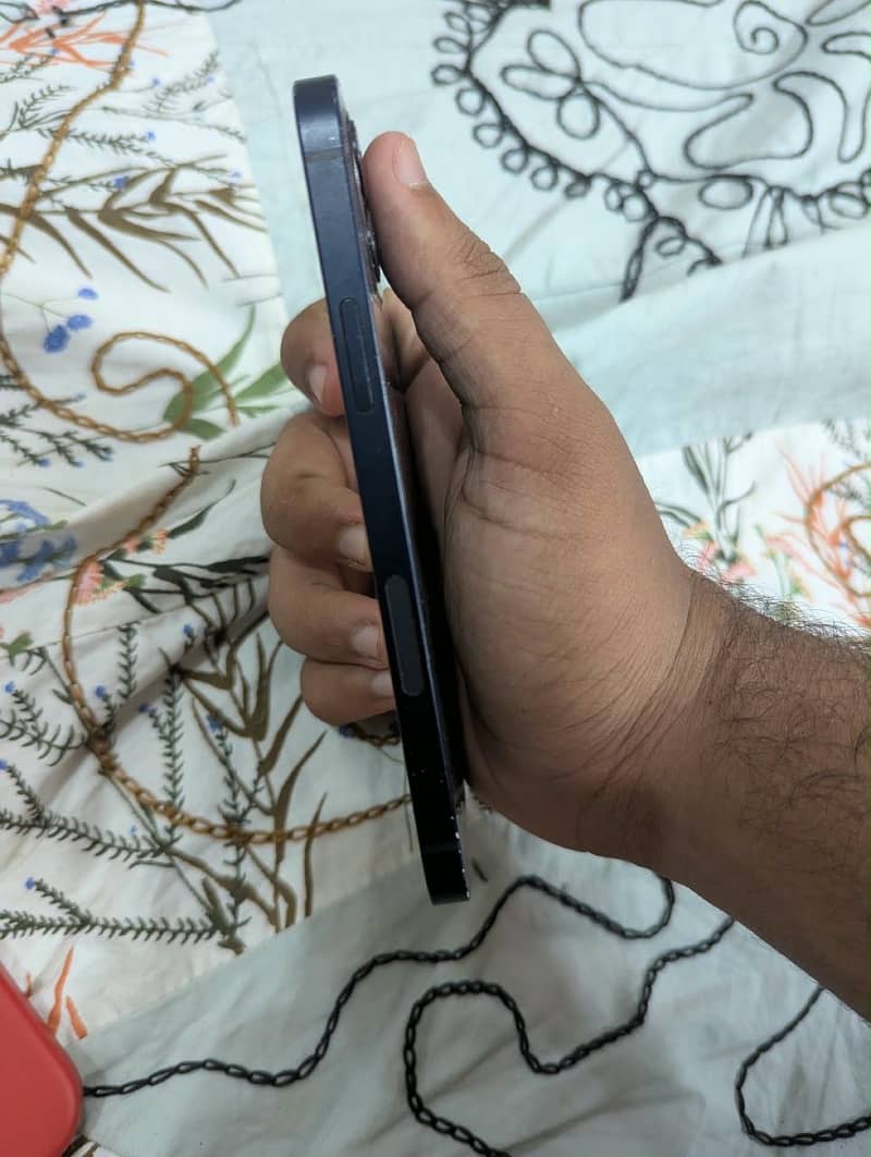 Apple iPhone 12 4