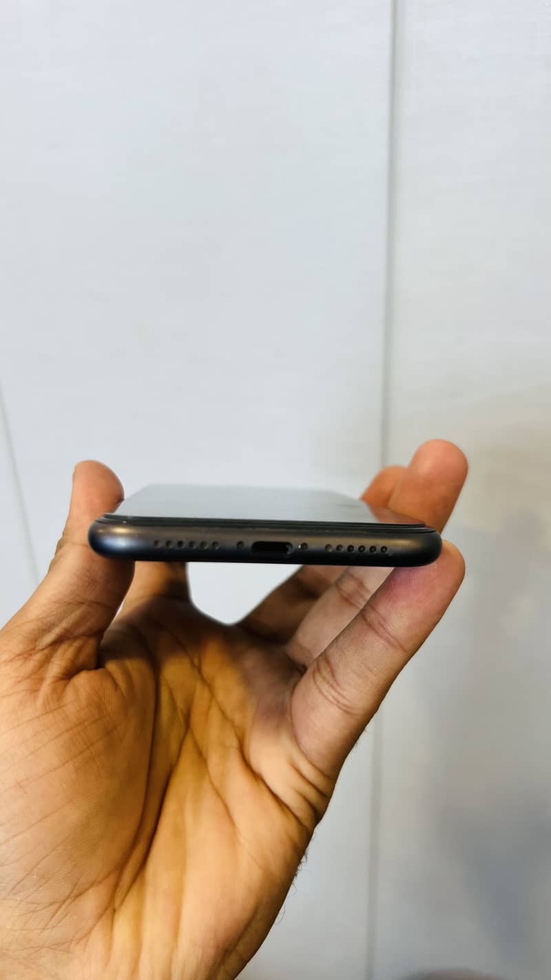 Apple iPhone 11 4