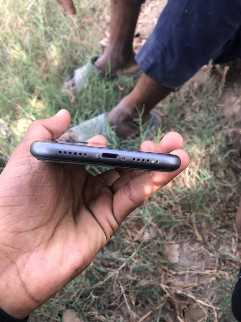 Apple iPhone 11 3
