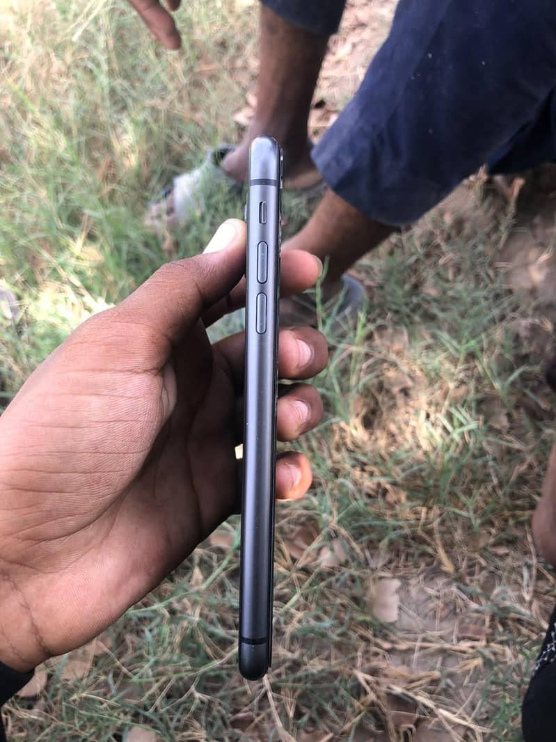 Apple iPhone 11 4